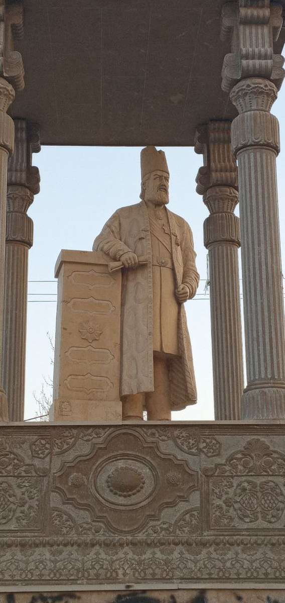 مجسمه امیرکبیر